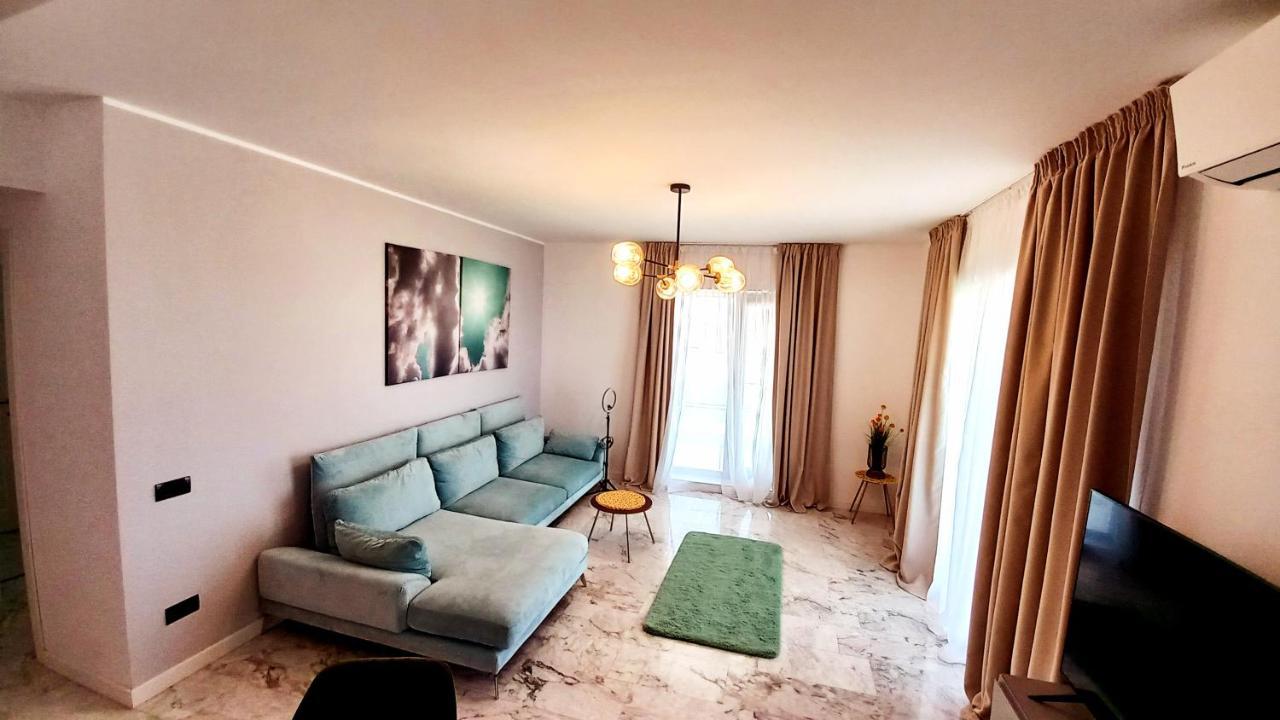 Luxury Promenada Apartment - Frontal Beachfront Mamaia Nord Navodari Exterior photo