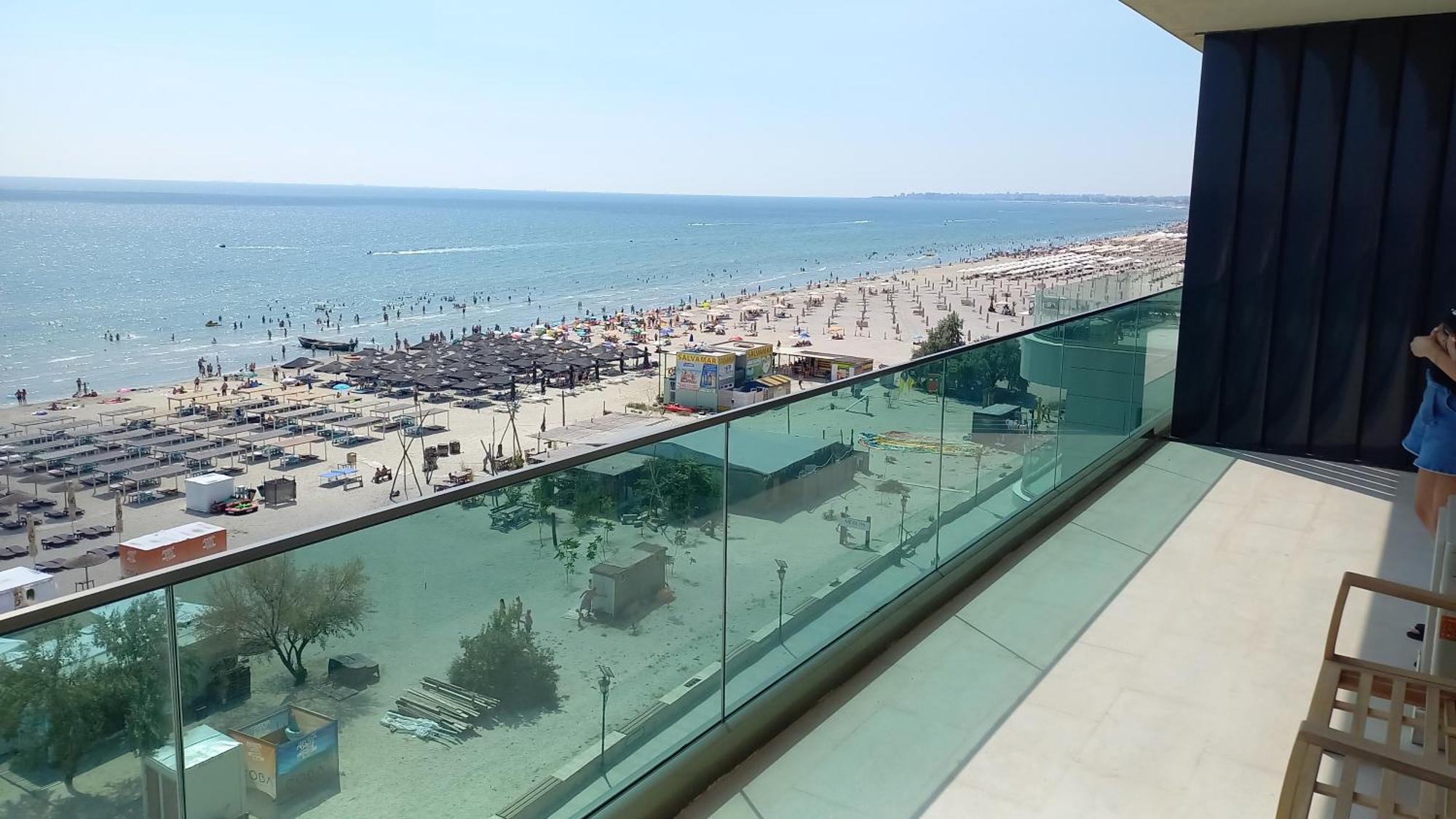 Luxury Promenada Apartment - Frontal Beachfront Mamaia Nord Navodari Exterior photo