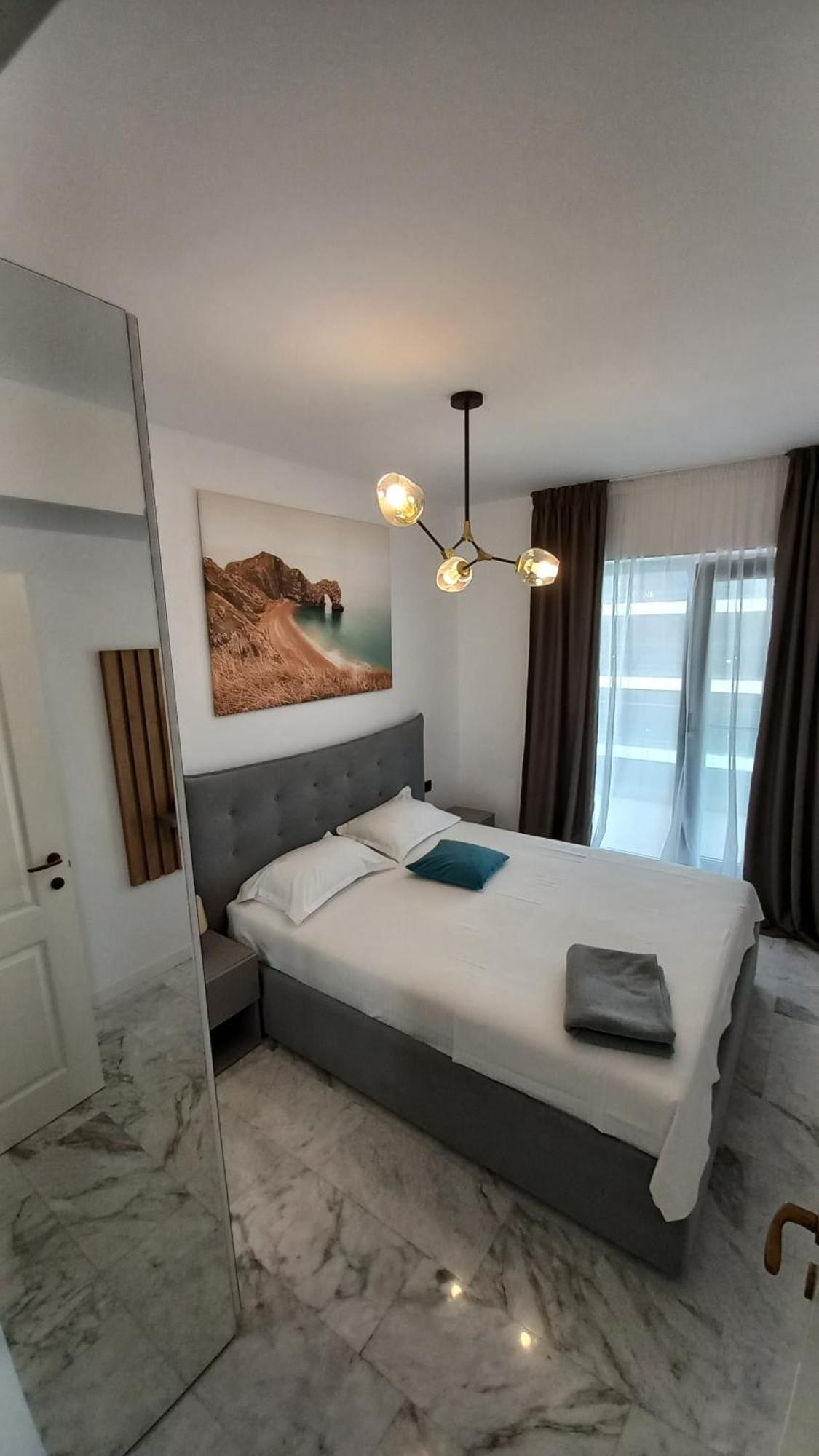 Luxury Promenada Apartment - Frontal Beachfront Mamaia Nord Navodari Exterior photo